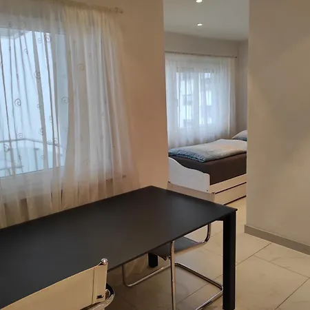 Stadtapartment Mit Balkon 아파트